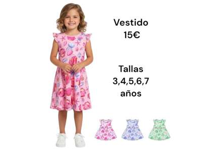 Una niña viste el vestido en tono rosa con dibujos de conchas de mar