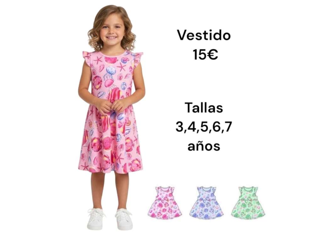 Una niña viste el vestido en tono rosa con dibujos de conchas de mar