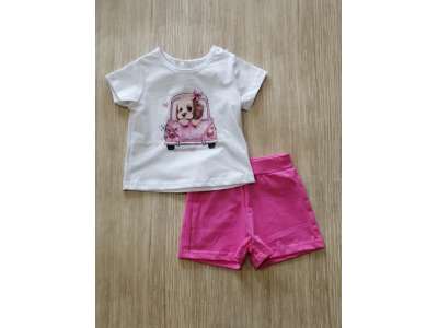 Camiseta blanca de manga corta con dibujo de perrito dentro de un auto y pantalón corto fucsia a juego