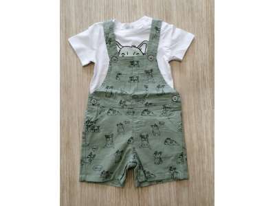 Camiseta blanca de manga corta y peto corto en tono verde con estampado de peritos