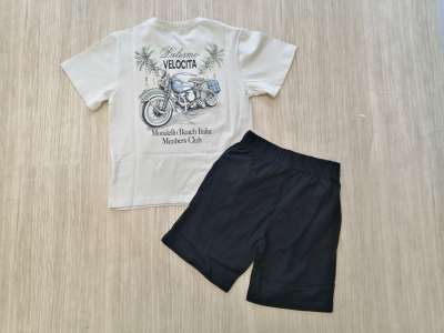 La camiseta cruda tiene dibujo de letras y de una moto, el pantalón negro es liso