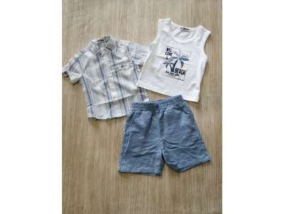 Camisa de rayas de manga corta en tonos azules , camiseta de tirantes  y pantalón corto azul a juego