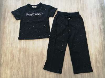 Conjunto negro con brillos de camiseta de manga corta y pantalón de pata ancha