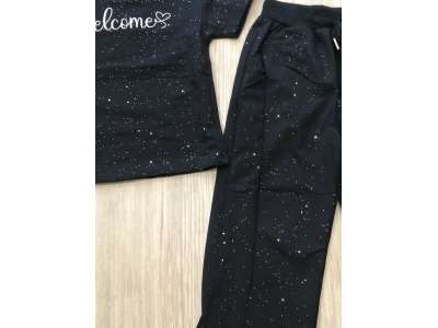 Conjunto negro con brillos de camiseta de manga corta y pantalón de pata ancha