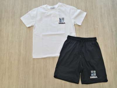 Camiseta blanca de manga corta con dibujo en el pecho y pantalón corto negro a juego