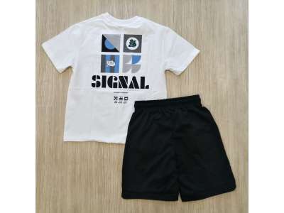 La espalda de la camiseta tiene dibujo de letras y formas. El pantalón viene liso