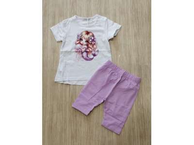 Camiseta blanca de manga corta con dibujo de sirena lila a juego con el pantalón pirata lila