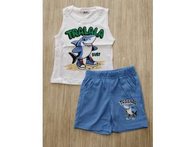 Camiseta blanca de tirante ancho con dibujo de tiburón y pantalón corto azul a juego