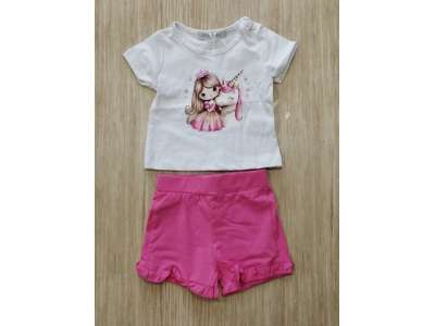 Camiseta blanca de manga corta con dibujo de niña y unicornio a juego con el pantalón corto en tono fucsia