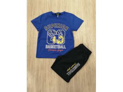 Camiseta azul de manga corta con dibujo de números y letras. El pantalón corto negro viene a juego con dibujos de letras