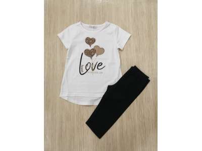 Camiseta blanca de manga corta con dibujo de corazones y letras. La malla pirata es de color negro