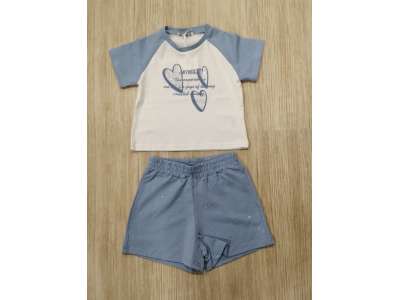 Conjunto en tono azul con dibujo de corazones con brillo en la camiseta y pantaloneta corta con brillos a juego