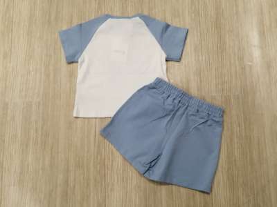 La espalda del conjunto es lisa la dos piezas