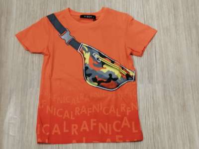 Camiseta naranja de manga corta con dibujo de riñonera con motivos de camuflaje y dibujo letras en la cintura
