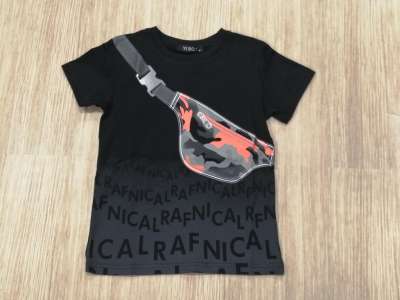 Camiseta negra de manga corta con dibujo de riñonera con motivos de camuflaje y dibujo letras en la cintura