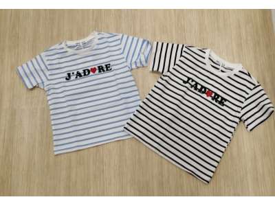 Camiseta de manga corta con dibujo de rayas horizontales y letras con brillo en el pecho