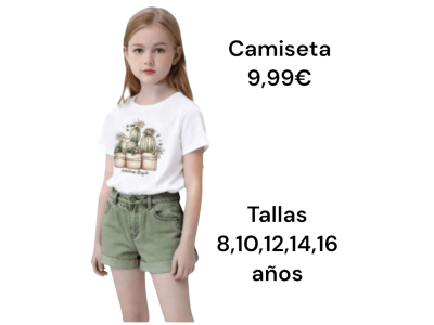 Una niña viste la camiseta con dibujo de cactus