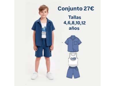 Un niño viste el conjunto de tres piezas en tono azul