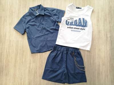 Camisa de manga corta y pantalón corto en color azul y camiseta blanca de tirante ancho con letras a juego