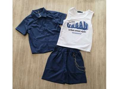 Camisa de manga corta y pantalón corto en color azul y camiseta blanca de tirante ancho con letras a juego